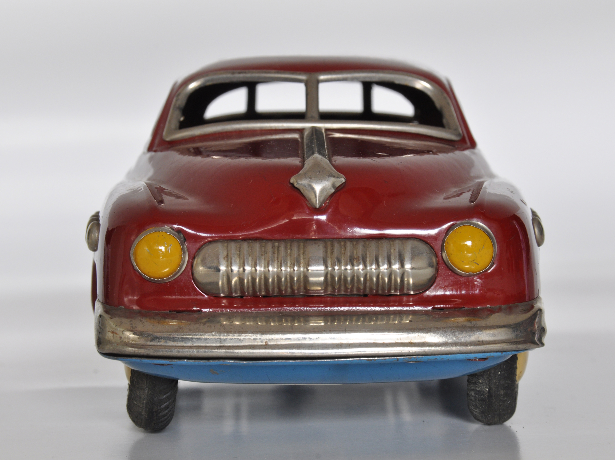 ブリキの自動車(セダン型自動車)